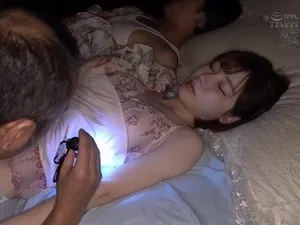 Kính cận ngồi xoa bím